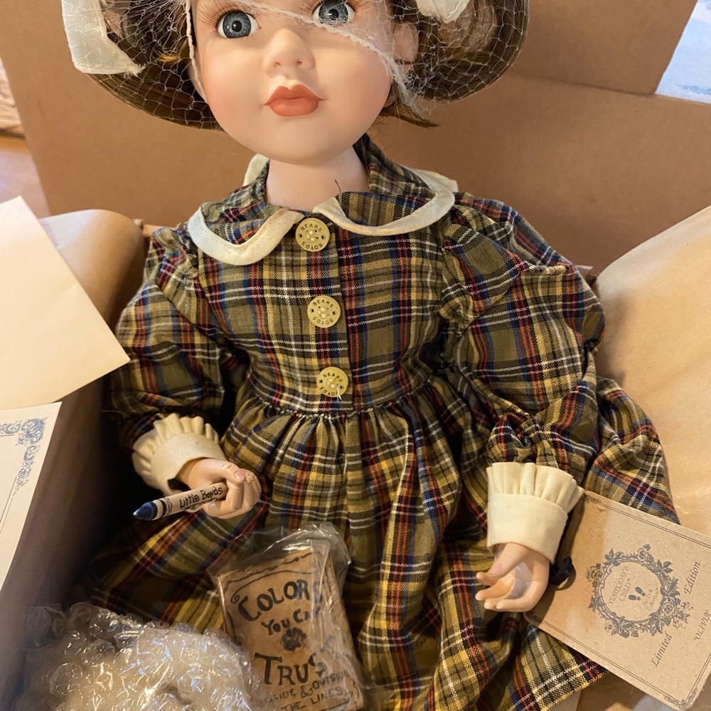 YESTERDAY'S CHILD Boyds Bears THE DOLL COLLECTION Olivia with Pearl
limited Ed